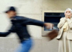 Пенсионерка из Волгодонска, которую ограбил неизвестный, решила сообщить об этом в полицию лишь спустя час 