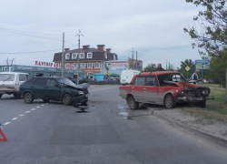 В Волгодонске на Степной лоб в лоб столкнулись два ВАЗа