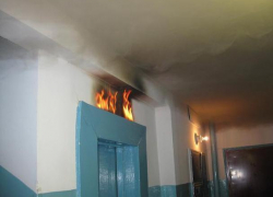 Саркастическое видео сняли жители волгодонской многоэтажки с полностью сгоревшим лифтом 