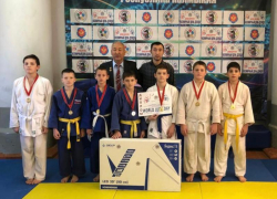 Телевизор получили воспитанники СК «Медведь» за победы в соревнованиях по дзюдо 