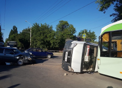 Пассажирская маршрутка №22А перевернулась в Волгодонске 