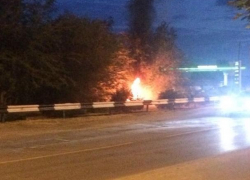 В нескольких метрах от заправочного комплекса на улице Степной вспыхнул огонь
