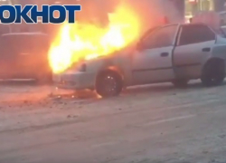 Загоревшееся такси в Волгодонске попало на видео