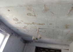 «Сорвало крышу»: Жильцы пострадавшего от стихии дома не могут добиться ремонта