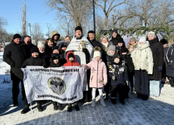 Юные рукопашники из Зимовников отважно погрузились в ледяную прорубь на Крещение Господне 