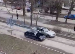 «Мигранты» на капоте автомобиля устроили демонстрацию в центре Волгодонска 
