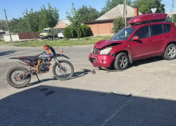 От удара парень улетел в ближайший автомобиль: несовершеннолетнего питбайкера сбили в Семикаракорске