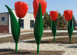 В Орловке появился сквер с гигантскими тюльпанами 