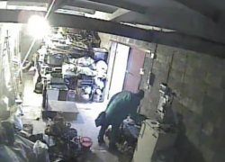 В Волгодонске мужчина украл из гаража крупную сумму денег и попал в объектив камеры