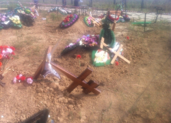 18-летний волгодонец не нашел на кладбище могилу отца и со злости разбил десятки чужих надгробий