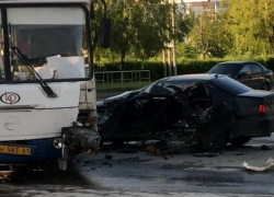 Водитель «Дэу», влетевший в автобус, родился «в рубашке»