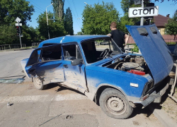 ВАЗ искорежило в ДТП в Волгодонске 