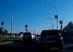 Безумец на внедорожнике промчался на «красный» перед толпой пешеходов в Волгодонске