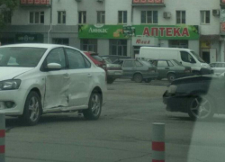 Hyundai врезался в немецкую иномарку с водительской стороны на площади Гагарина