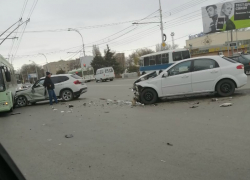 «Шевроле» и «БМВ» столкнулись на Морской в Волгодонске