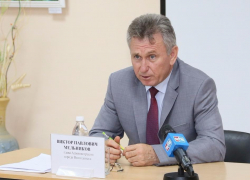 Виктор Мельников принял решение дать новогодние сладкие подарки всем детям до 14 лет из малообеспеченных семей 