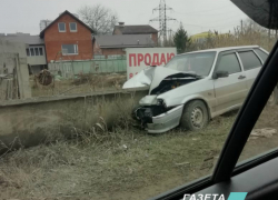 «Четырнадцатая» влетела в бетонное препятствие на Набережной в Волгодонске 