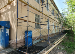 Упавший с крыши строитель находится в тяжелом состоянии в реанимации БСМП Волгодонска