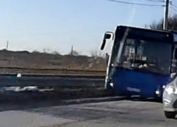 Директор «ГПТ» назвал причины заваливания на бок «московского» автобуса в Волгодонске