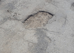 Огромные ямы и трещины «встречают» меня каждый день с работы, - житель улицы МПС в Цимлянске