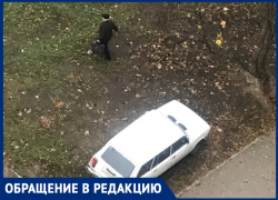 Пожилой водитель из Волгодонска дерзко проехался по тротуару и припарковал свою машину на газоне 