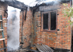 В Волгодонске на улице Фрунзе, 63 сгорела летняя кухня