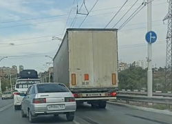 Побоялся сложиться: фура пыталась развернуться на путепроводе, но ничего не вышло