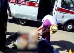 Появилось видео первых минут после ДТП, в котором водителю самоката из Волгодонска оторвало пальцы на руке 