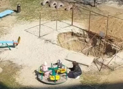 Придется потерпеть: коммунальную яму у детской площадки на Карла Маркса устранят до конца года