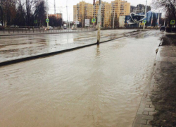 - Остановка «Мирный Атом» отрезана от дороги глубокой лужей, - житель Волгодонска