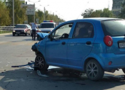 «Шевроле» столкнулся с маршрутным такси №5 на перекрестке улиц Энтузиастов и Черникова в Волгодонске