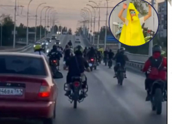 С желтым Бананом во главе десятки школьников-мотоциклистов бросили вызов ГАИ дерзким рейдом по улицам Волгодонска 