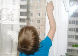 Ребенок выпал из окна третьего этажа в Волгодонске