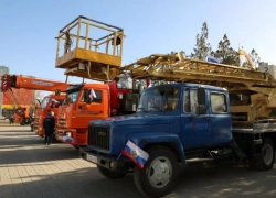 Парад коммунальных машин торжественно состоялся перед ДК имени Курчатова в Волгодонске 