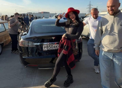 Автоблогер Настя Туман достала из контейнера Теслу  за 1,5 миллиона 