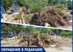 Горы мусора помешали: посетители не смогли подойти к заваленным могилам родных