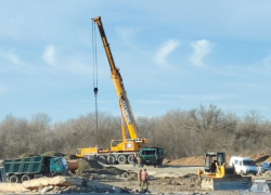 «КамАЗ» перевернулся на месте строительства третьего моста в Волгодонске