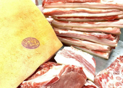 Сало с рынка: эксперты предупреждают о риске заражения трихинеллезом