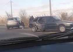  «Шкода» и ВАЗ-2114 не поделили разворот на кольце в районе «Пятого» 