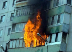 В Волгодонске на 30 лет Победы из-за выброшенного окурка загорелся балкон