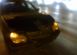 Криминальный триллер с ДТП двух иномарок, угоном и нападением на мать с дочерью разыгрался у «Ромашки»