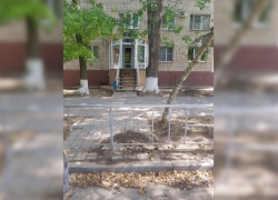 «Надо лезть через забор»: новые ограждения осложняют жизнь волгодонцам