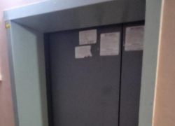  «Все проблемы в сквозняке»: в ДСиГХ объяснили, почему пугающий лифт на Строителей издавал жуткие звуки