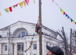 Длинноволосая девушка попыталась залезть на масленичный столб в Приморском парке 