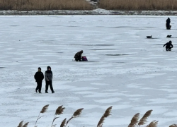 Наглые детишки, ночные рыбаки и один украденный знак: что происходило на льду Сухо-Соленовского залива в эти выходные