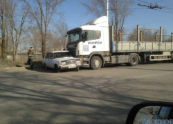 Фура и «семерка» не поделили дорогу