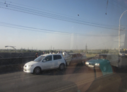 В Волгодонске на мосту «десятка» грубо «поцеловала» иномарку