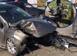 У «Фольксвагена» вырвало двигатель после удара о столб на Жуковском шоссе 