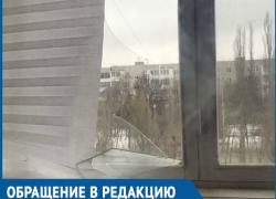 Пласты облетающей обшивки выбили окна в доме на проспекте Строителей в Волгодонске 