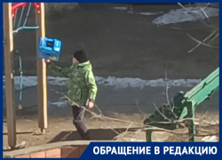 Опасную игру ребенка с ножом во дворе Волгодонска сняли на камеру местные жители